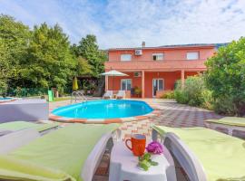 Hundefreundliches Ferienhaus mit Spielplatz, Privatpool, Kicker, Holzkohlegrill, khách sạn ở Grižane