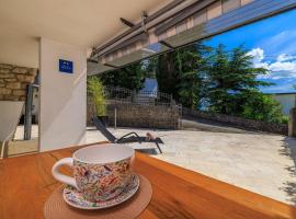 Helles Studio-Apartment nur 350 Meter zum Strand mit Grill, Privatparkplatz, Liege, hotel u gradu Dramalj