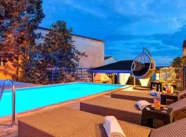 Faszinierendes Apartment nur 150 Meter zum Strand mit Jacuzzi, Billard, Pool, Grill