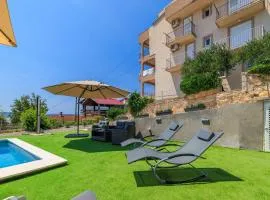 Malerisches Apartment nur 350 Meter zum Strand mit Panoramameerblick, Pool, Aussendusche