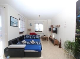 Charmantes Apartment bei Rovinj mit Privatparkplatz, Klima, WiFi, Babybett, Hotel in Šorići