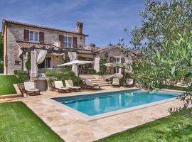 Atemberaubende Finca mit Bikes, Salzwasserpool, Meerblick, Spielplatz, Lounge-Bereich, ξενοδοχείο σε Kaštelir