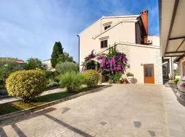 Cozy Apartment mit Babybett, privater Terrasse, Privatparkplatz, WiFi