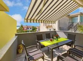 Charmantes Apartment nur 500 Meter zum Strand mit Meerblick, privatem Balkon, Privatparkplatz