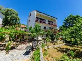 Rustikales Apartment nur 500 Meter zum Strand mit Meerblick, Grillbereich, WiFi