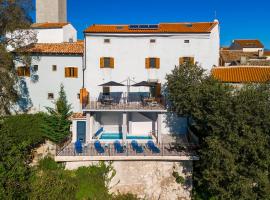 Modernes Apartment mit Panoramablick, Pool - inmitten von historischem Zentrum, hotel in Pazin