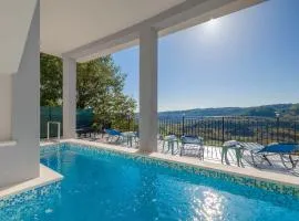Mediterranes Apartment mit Panoramablick, Pool, Privatparkplatz, Grill