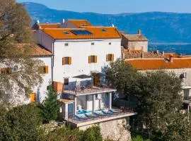 Beeindruckendes Apartment mit Panoramablick, Pool, Privatparkplatz, Grill