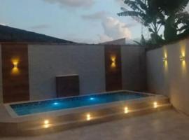 kitnetes "Recanto Família Gomes", hotel in Caraguatatuba