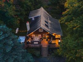 Family Pocono Gem by the lake with private sauna, hot tub, and huge game room, hotel in Arrowhead Lake