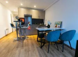 HYPER CENTRE dans remparts vieille ville 1er étage , possible tout faire a pieds