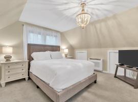 Coastal Cape Cod Retreat by Barlows Landing Beach, Pergola, Firepit & Fenced Yard, Sleep 7 with Smart TVs & Eat-In Kitchen, Family-Friendly Escape Minutes to Old Silver Beach, Woods Hole & Downtown Falmouth, hotel v destinaci Bourne