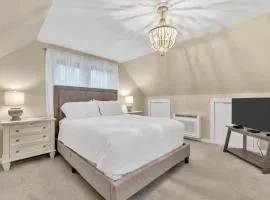 Coastal Cape Cod Retreat by Barlows Landing Beach, Pergola, Firepit & Fenced Yard, Sleep 7 with Smart TVs & Eat-In Kitchen, Family-Friendly Escape Minutes to Old Silver Beach, Woods Hole & Downtown Falmouth