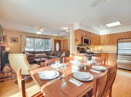 1 Mi to Sugarbush Resort Dog-Friendly Home!, hotel with parking in Waitsfield