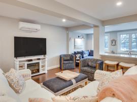 1 Mi to Drakes Island Beach Cottage with Deck!、ウェルズのホテル