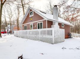 8 Mi to Big Boulder Mountain: Cabin w/ Decks!: Albrightsville şehrinde bir otel