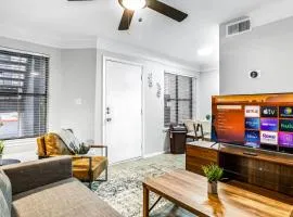 Chic Meets Comfort 1BR Austin Apt Near Downtown