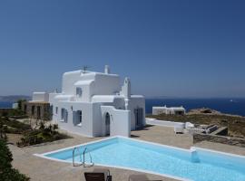 Villa Crystal with Heated Pool by Diles Villas, huvila kohteessa Houlakia