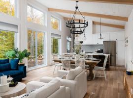 Chalet Eau, style Lake house à Tremblant, alojamiento con cocina en Lac-Supérieur