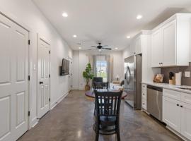 Bourbon House King Bed Luxury Amenities Fast WiFi, hotel v destinaci Lafayette