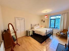 Cosy Cottage in Historic Halifax, ξενοδοχείο στο Χάλιφαξ