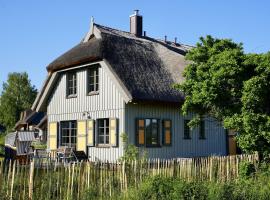 Ferienhaus Huus Waterkant 18 Feriendorf Klein Stresow Rügen by ruyastay, hotel v destinaci Putbus