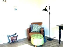 Newly Built Spacious Quiet 3 Bed Rm House with Backyard and Parking, hotel in Midland