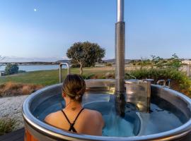 Stargazers Waterfront Hot tub Cottage Tasmania, khách sạn ở Clarence Point