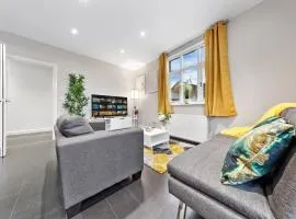 Stunning London 1-Bedroom Flat - Sleeps 4 - Parking Available - Save 20 Percent on Extended Stays - Central Location! Instant Book!