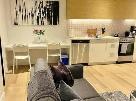 Modern 1BR Condo w Balcony Free Parking & Gym Near Metro & Downtown