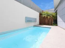 Frankie Luxury pool house Geelong Sleeps 12 Close to GMHBA cafes restaurants shops schools
