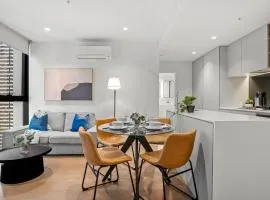 Stunning 2BR Apartment in Melb CBD with Pool and Gym