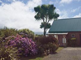 Hilltop guest room, Escape the city!, hotel en Pukehiki