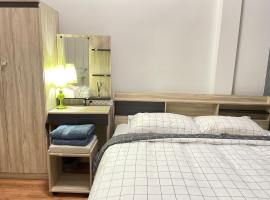 Stay like a local in Modern Townhome, homestay in Ban Non Muang