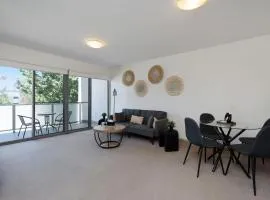 Elegant 2-Bed Apartment with Balcony