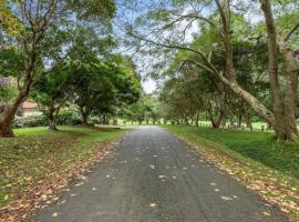 Cosy Golf Course Retreat in Tamborine Mountain with Wifi & Aircon, hotel in Mount Tamborine