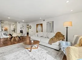 Elegant Hollywood Retreat - Spacious 2BR 2BA Condo with Resort-Style Amenities