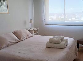 Departamento Zona Hilton Nqn, hotelli, jossa on pys&auml;k&ouml;intimahdollisuus kohteessa Neuqu&eacute;n