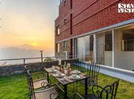 StayVista at Mist - Elysium Estate Mountain 2BR, Bonfire & Meals