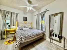 Seattle Home with 2 bedrooms a King bed Queen bed and an Extra Sofa Bed Located 10 minutes from SeaTac Airport and 20 minutes from Downtown