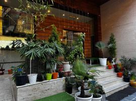 #The Vaikunth# Mcleodganj# Dhauladhaar View# Big free Parking# Ac rooms Centrally#Elevator#Soundproof rooms#, hotel v destinaci Dharmsala