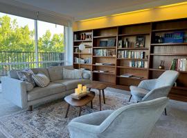 Treetops in Toorak 2br midcentury entire apartment, hotel di Melbourne