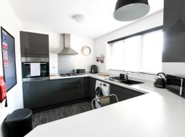 Modern Home in Royston, Free Off-Street Parking, Perfect for Families, Contractors & Work, family hotel in Royston