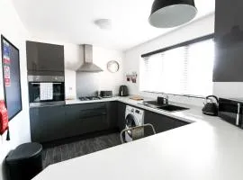 Modern Home in Royston, Free Off-Street Parking, Perfect for Families, Contractors & Work