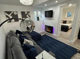 HERTFORD House with garden parking pet friendly pool room, hytte i Hertford