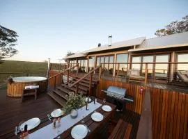 Sunvale Stunning Luxury Lodge with Woodfire Heated Spa and Large Deck