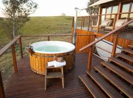 Sunvale Stunning Wilderness Luxury Lodge with Woodfire Heated Spa