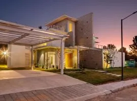 Golf View Home by StayJade, 4BHK, Projector