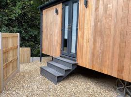 Dee Lodge with private hot tub, chal&eacute; alpino em Llangollen