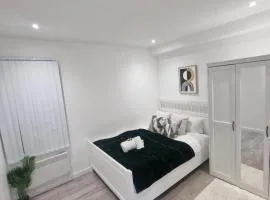 The Hibbert Lux Modern Apartment